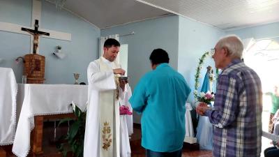 Missa Solene em louvor a Nossa Senhora do Rocio na Comunidade Vila Rural reuniu dezenas de fiÃ©is